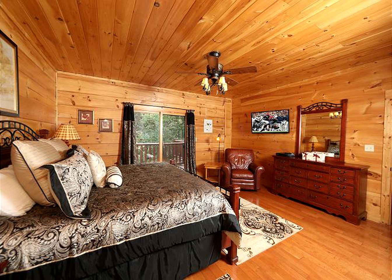 Exquisite Cabin with Large Deck for a Secluded Getaway near Pigeon Forge, Tennessee