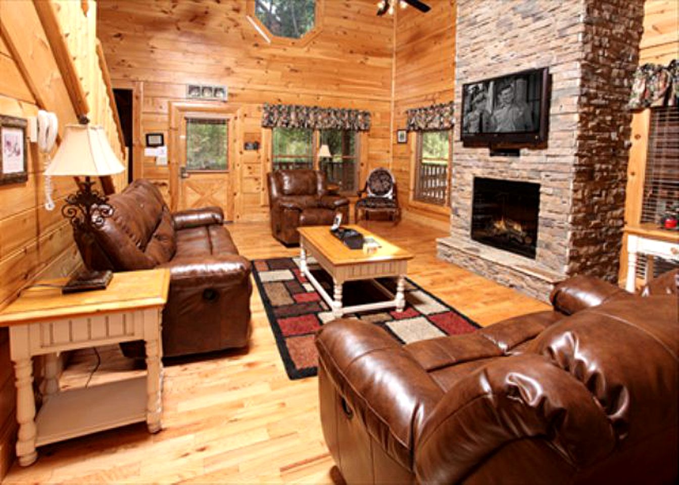 Deluxe Family Cabin in a Gated Resort with Pools in Pigeon Forge, Tennessee