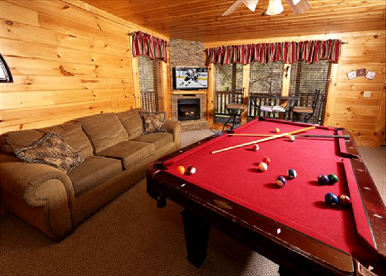 Deluxe Family Cabin in a Gated Resort with Pools in Pigeon Forge, Tennessee