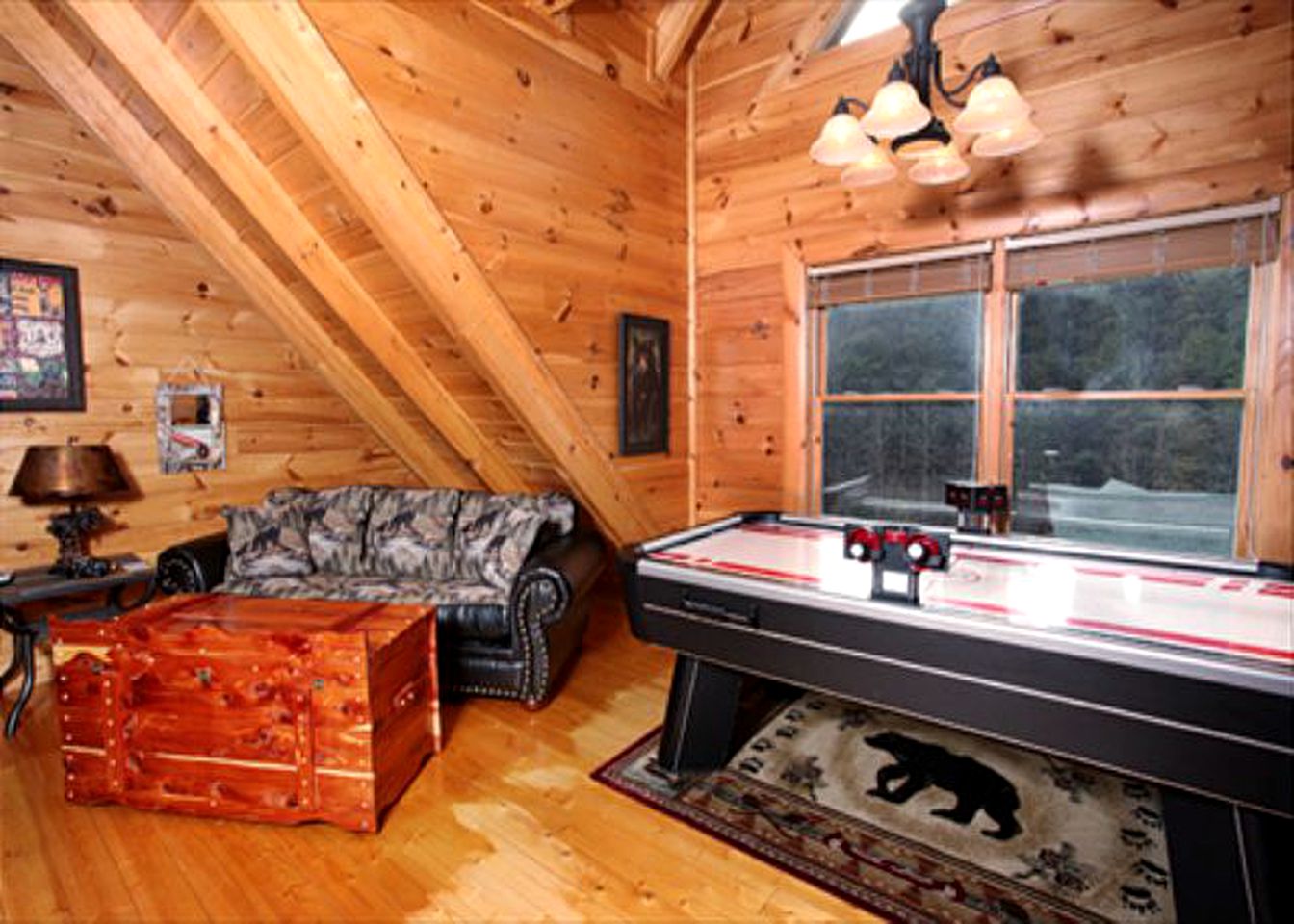 Lovely Family Log Cabin with a Game Room near Gatlinburg, Tennessee