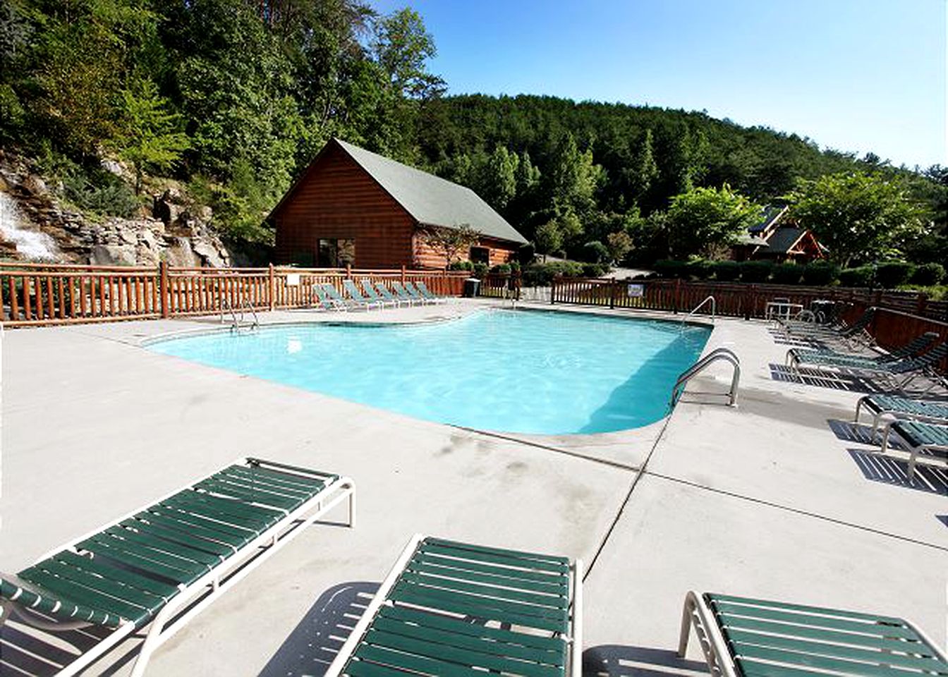 Lovely Family Log Cabin with a Game Room near Gatlinburg, Tennessee