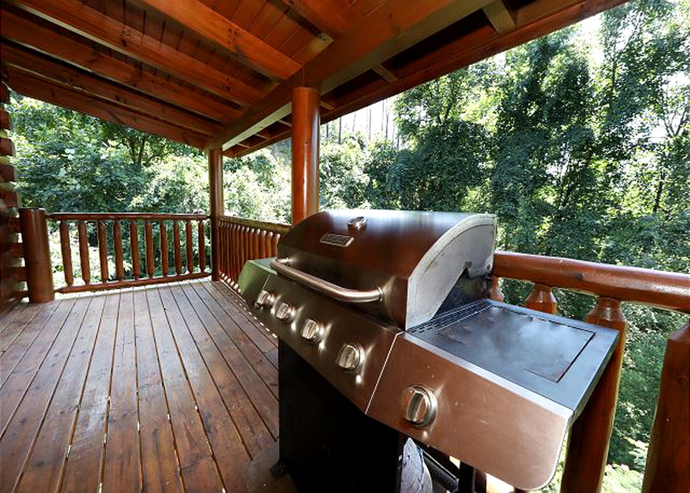 Luxury Log Cabin Rental with Private Hot Tub in Smoky Mountains of Sevierville, Tennessee