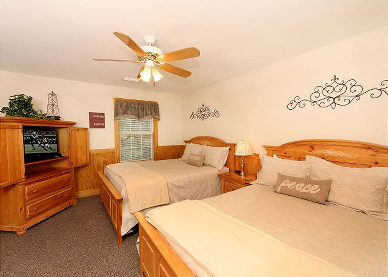Wheelchair-Accessible Vacation Rental for 32 Guests near Pigeon Forge, Tennessee