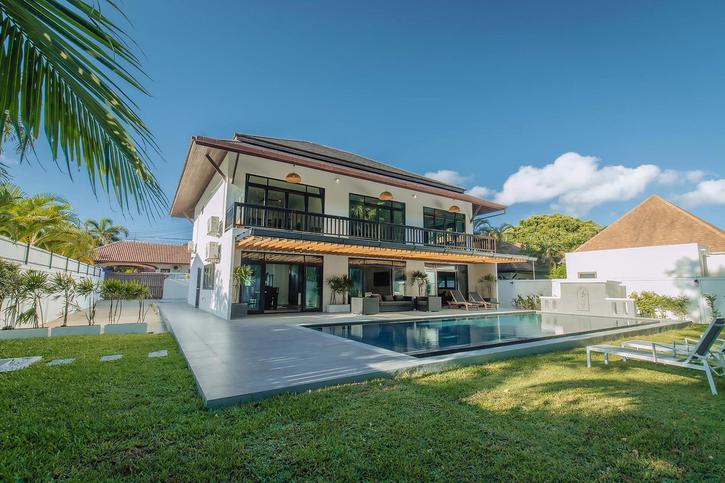Gorgeous Villa with Swimming Pool and Nice Sights in Rawai, Phuket Island