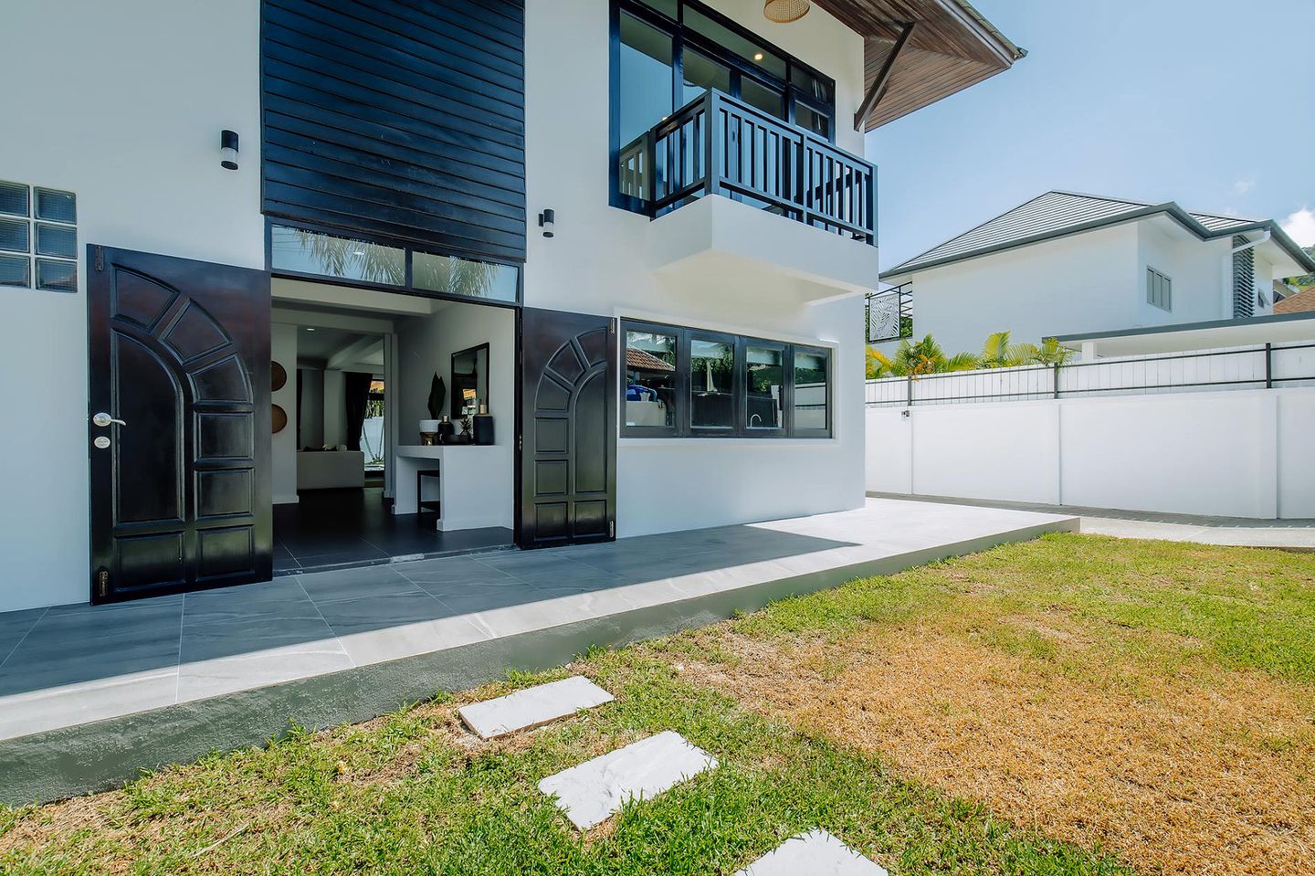 Gorgeous Villa with Swimming Pool and Nice Sights in Rawai, Phuket Island