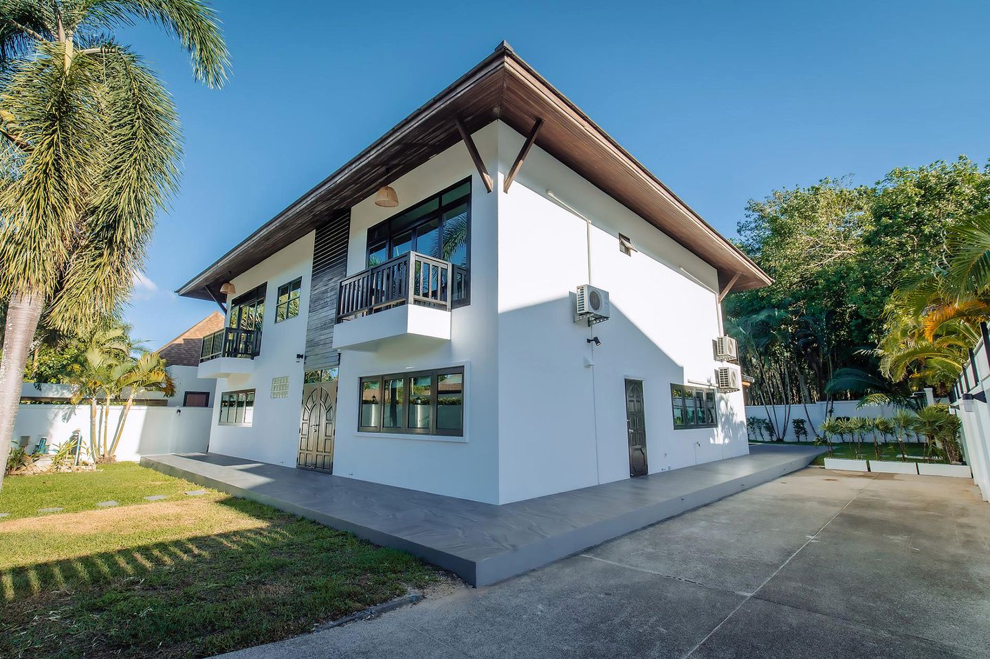 Gorgeous Villa with Swimming Pool and Nice Sights in Rawai, Phuket Island