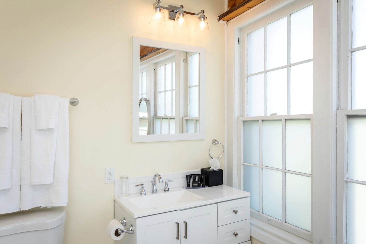 Romantic Historic Inn Suite with Mountain Views in Luray, Virginia