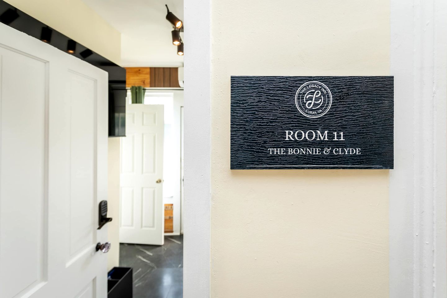 Romantic Historic Inn Suite with Mountain Views in Luray, Virginia