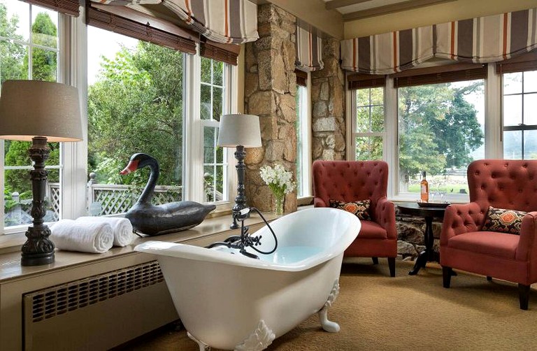 Breathtaking Vacation Rental with a Private Jacuzzi near Winchester, Virginia | Nature Lodges (Front Royal, Virginia, United States of America)