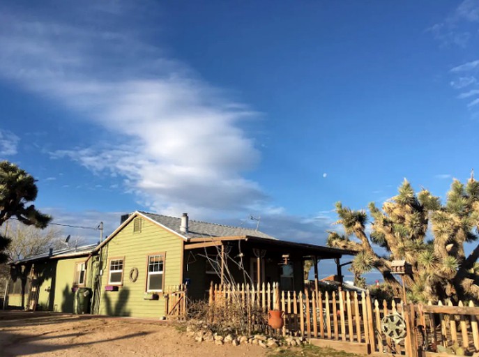 Cabins (Yucca Valley, California, United States)