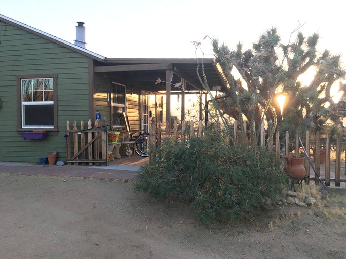 Cabins (Yucca Valley, California, United States)