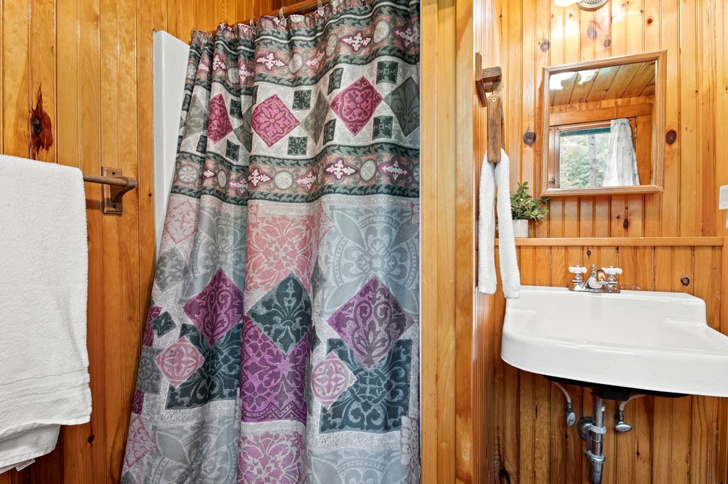 Cozy Cabin for Eight People with Lake Views near Plattsburgh