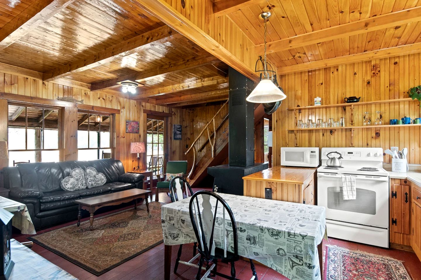 Cozy Cabin for Eight People with Lake Views near Plattsburgh