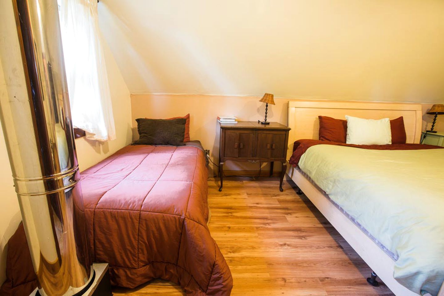 Cozy Room Rentals at Cedar Lodge for Guided Fishing Trip in Vancouver, British Columbia