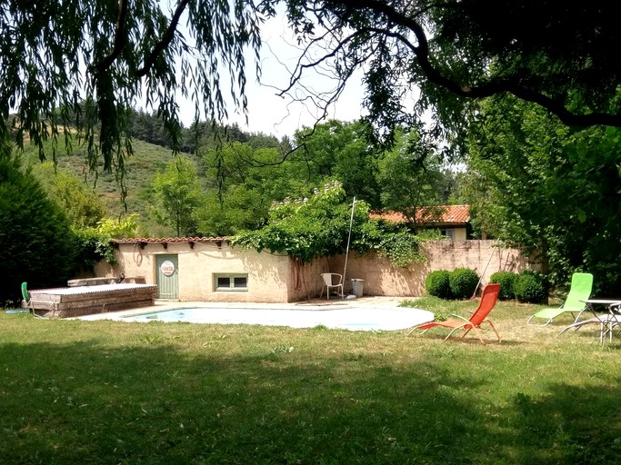 Cottages (Ajoux, Auvergne-Rhône-Alpes, France)