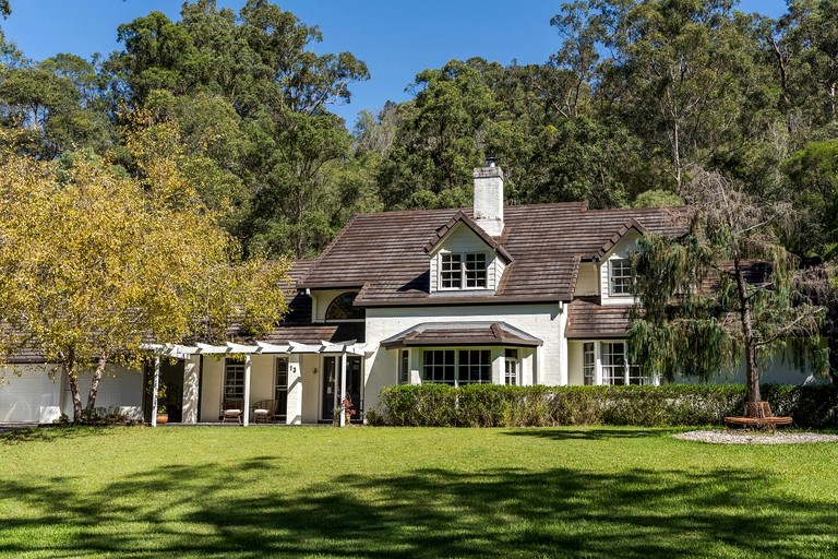 Modern Country-Style Home with Pool & Library near Theme Parks in Nerang, Queensland
