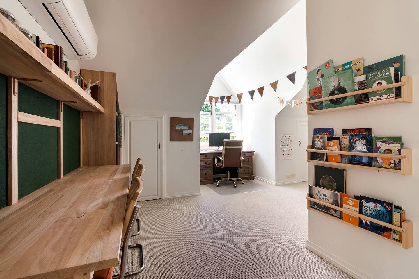 Modern Country-Style Home with Pool & Library near Theme Parks in Nerang, Queensland