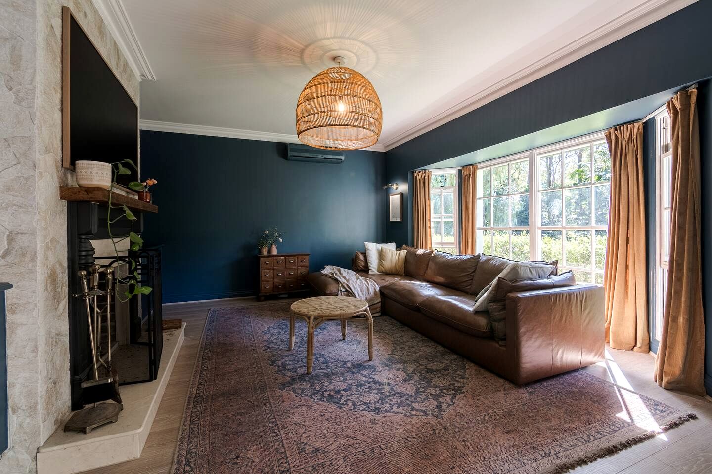 Modern Country-Style Home with Pool & Library near Theme Parks in Nerang, Queensland