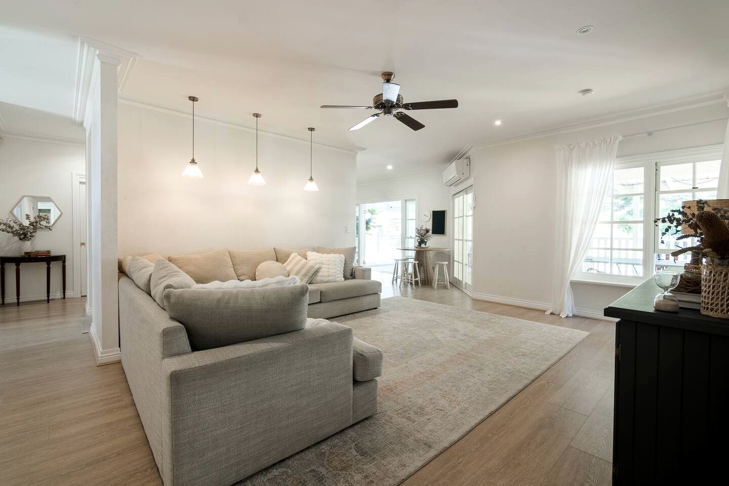 Modern Country-Style Home with Pool & Library near Theme Parks in Nerang, Queensland