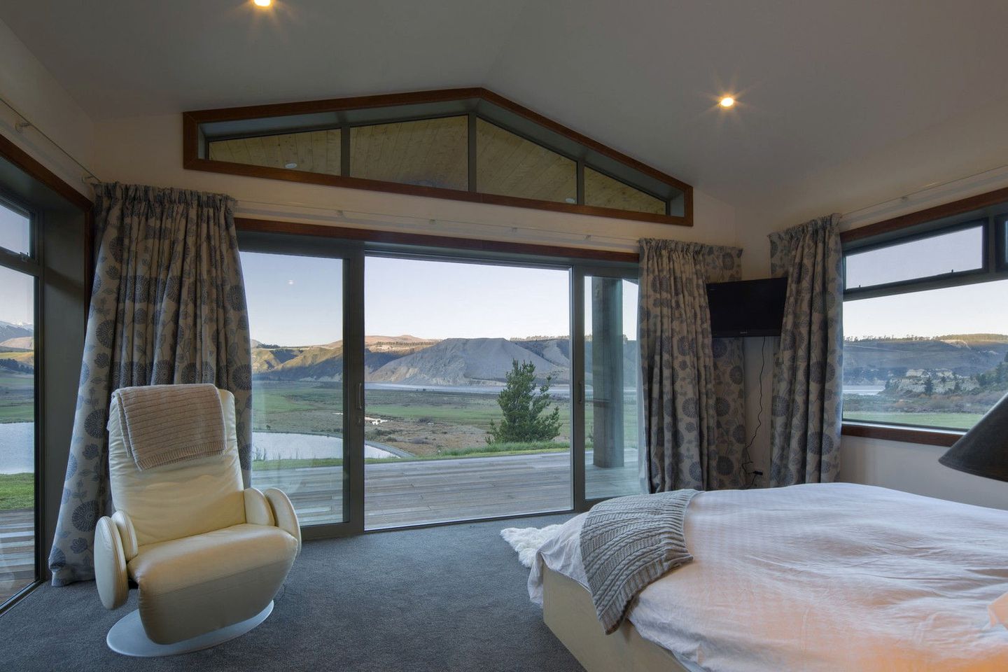 Elegant Hilltop Vacation Rental near Christchurch, South Island