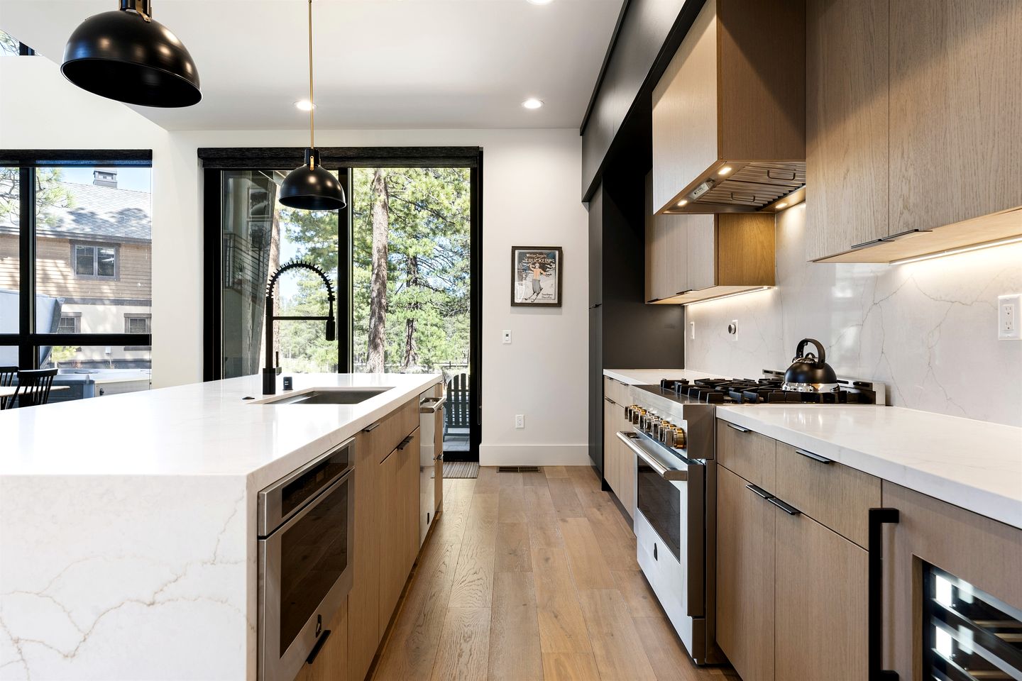 Elegant Rental with Luxurious Design and Spacious Equipped Patio in California