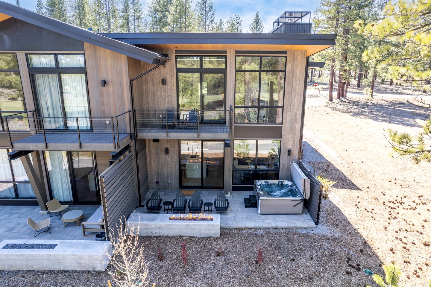 Elegant Rental with Luxurious Design and Spacious Equipped Patio in California