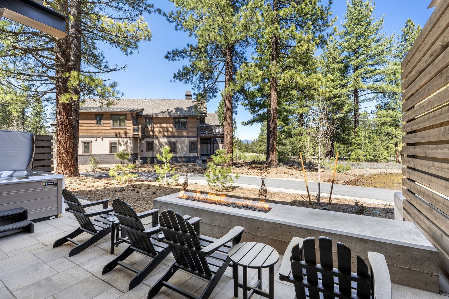 Elegant Rental with Luxurious Design and Spacious Equipped Patio in California