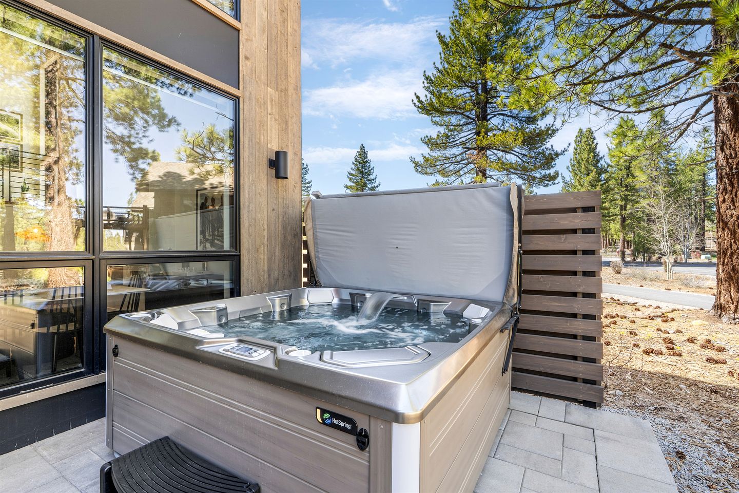 Elegant Rental with Luxurious Design and Spacious Equipped Patio in California