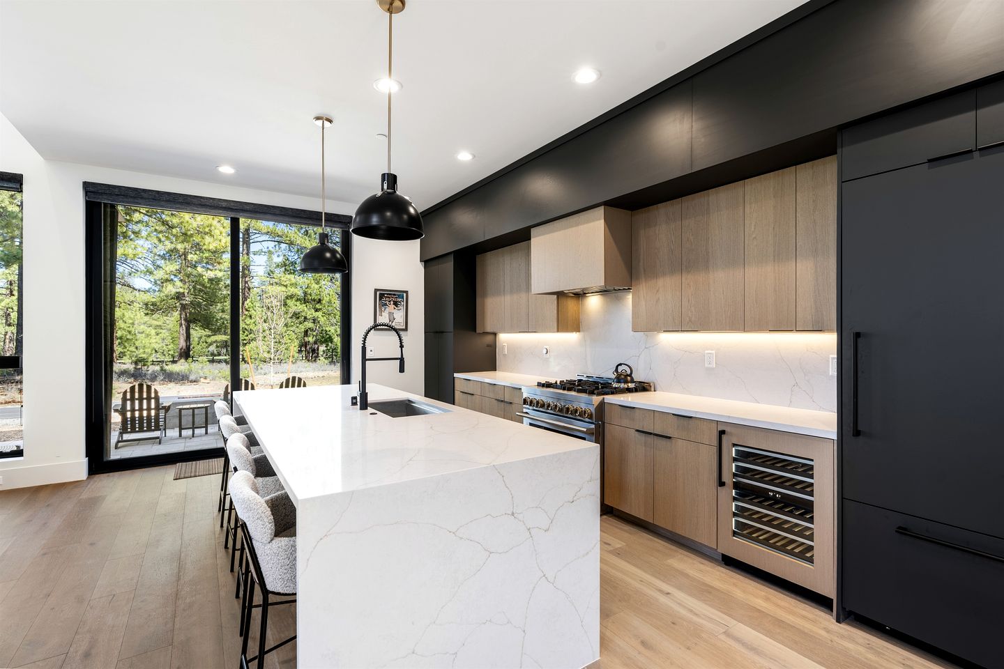 Elegant Rental with Luxurious Design and Spacious Equipped Patio in California