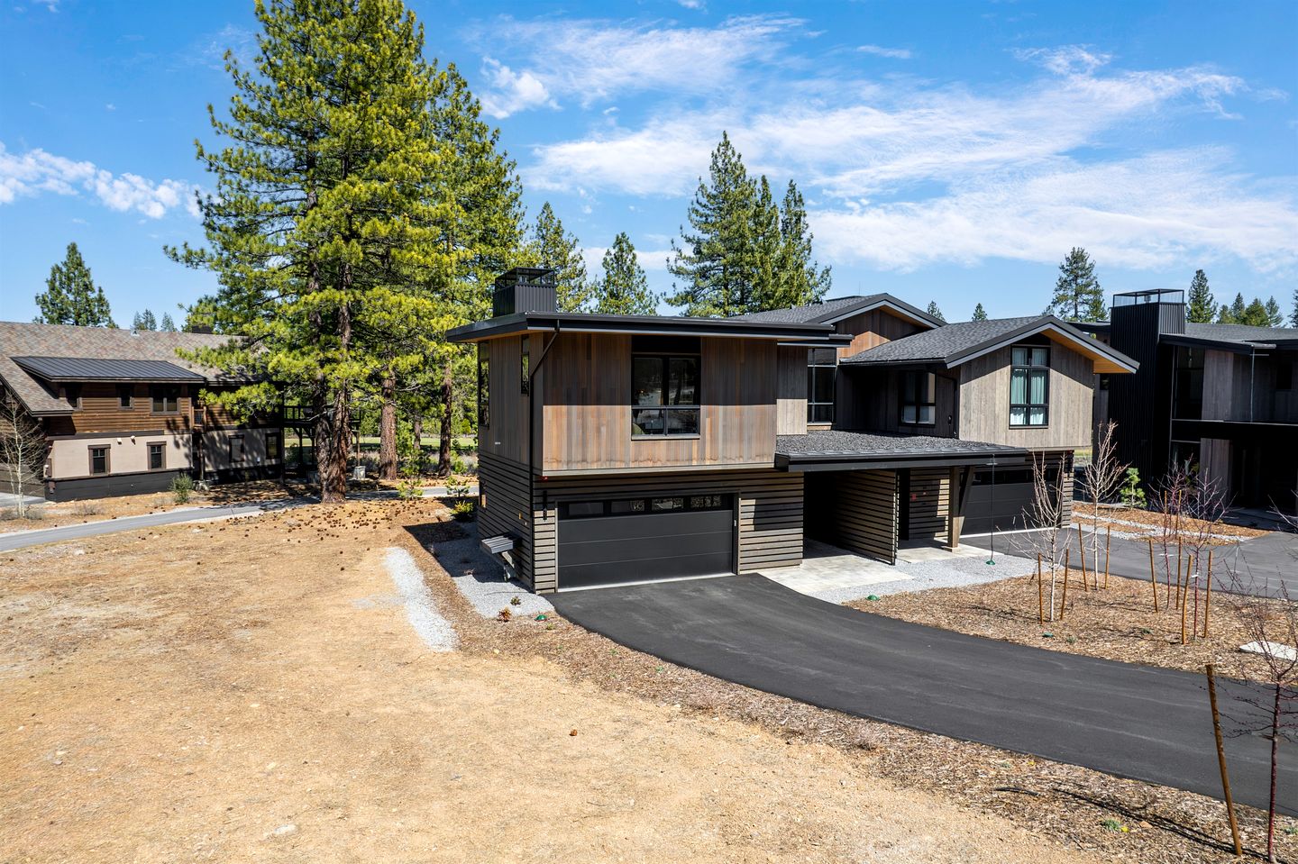 Elegant Rental with Luxurious Design and Spacious Equipped Patio in California