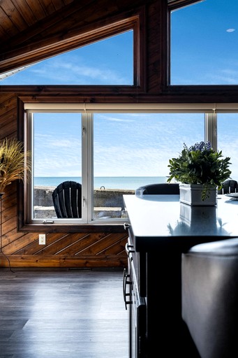 Cabins (Canada, Leamington, Ontario)