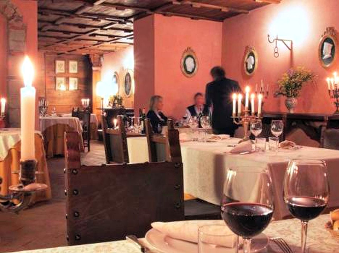 Elegant Suite Rental with Antique Furnishings in a Medieval Castle in Central Italy