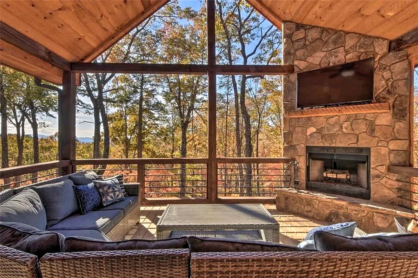 Glamping in the Mountains: Stunning Cabin with a Hot Tub near Morganton, Georgia
