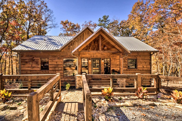 Glamping in the Mountains: Stunning Cabin with a Hot Tub near Morganton, Georgia