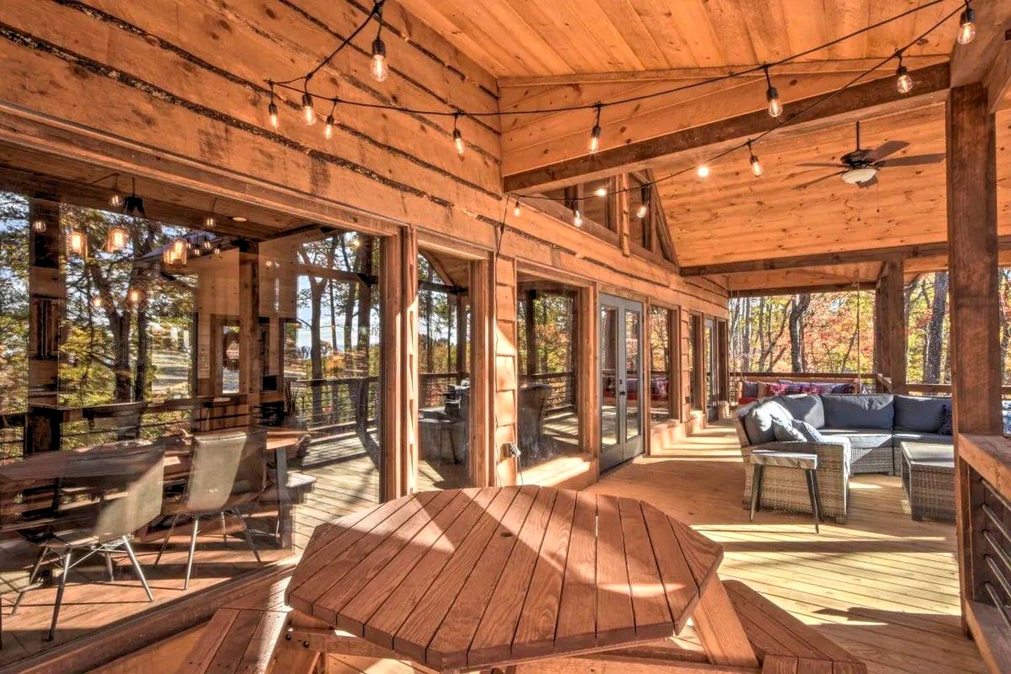 Glamping in the Mountains: Stunning Cabin with a Hot Tub near Morganton, Georgia