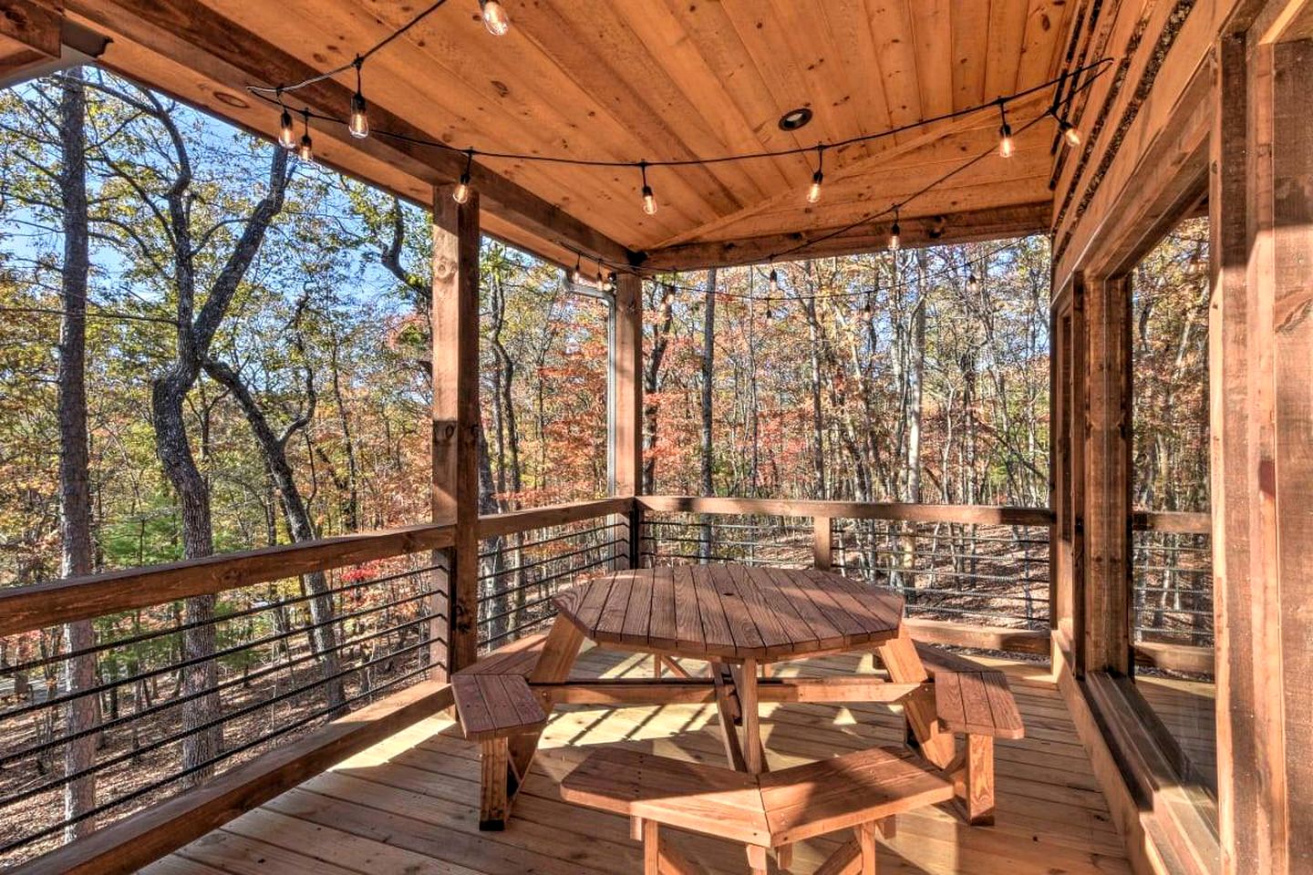 Glamping in the Mountains: Stunning Cabin with a Hot Tub near Morganton, Georgia