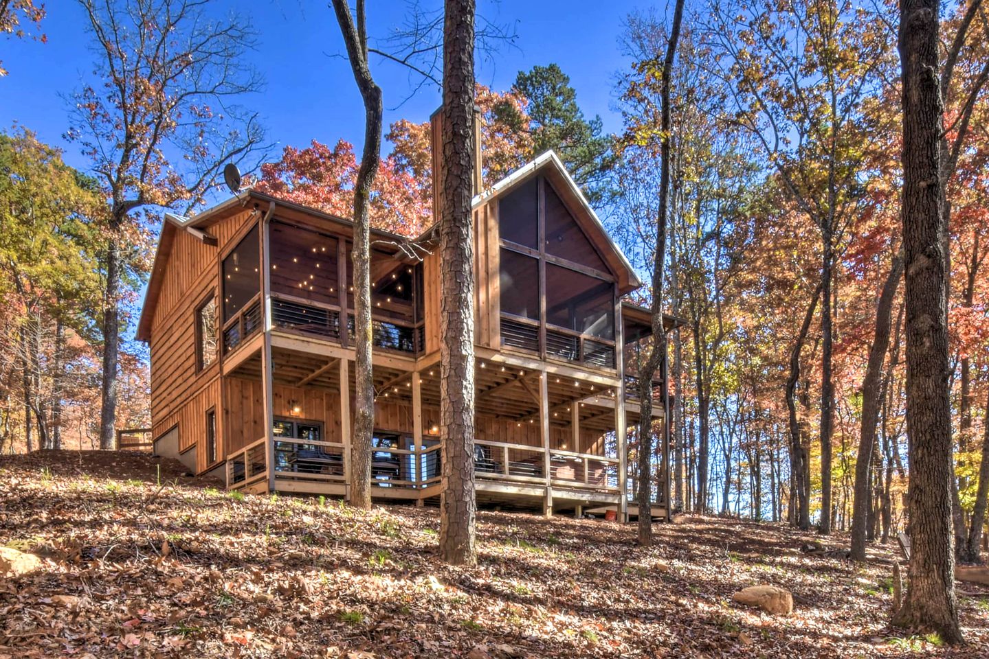 Glamping in the Mountains: Stunning Cabin with a Hot Tub near Morganton, Georgia