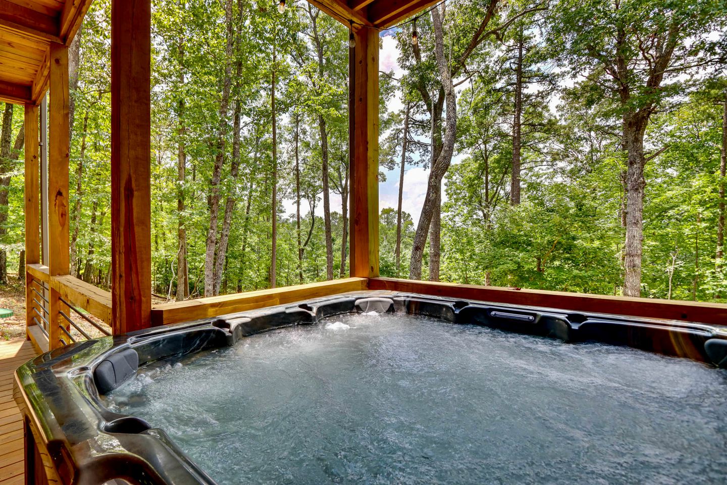 Glamping in the Mountains: Stunning Cabin with a Hot Tub near Morganton, Georgia