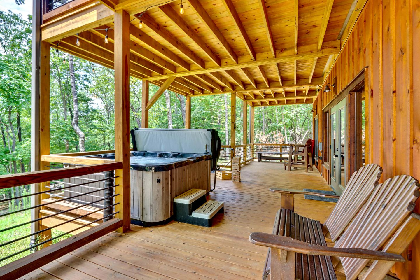 Glamping in the Mountains: Stunning Cabin with a Hot Tub near Morganton, Georgia