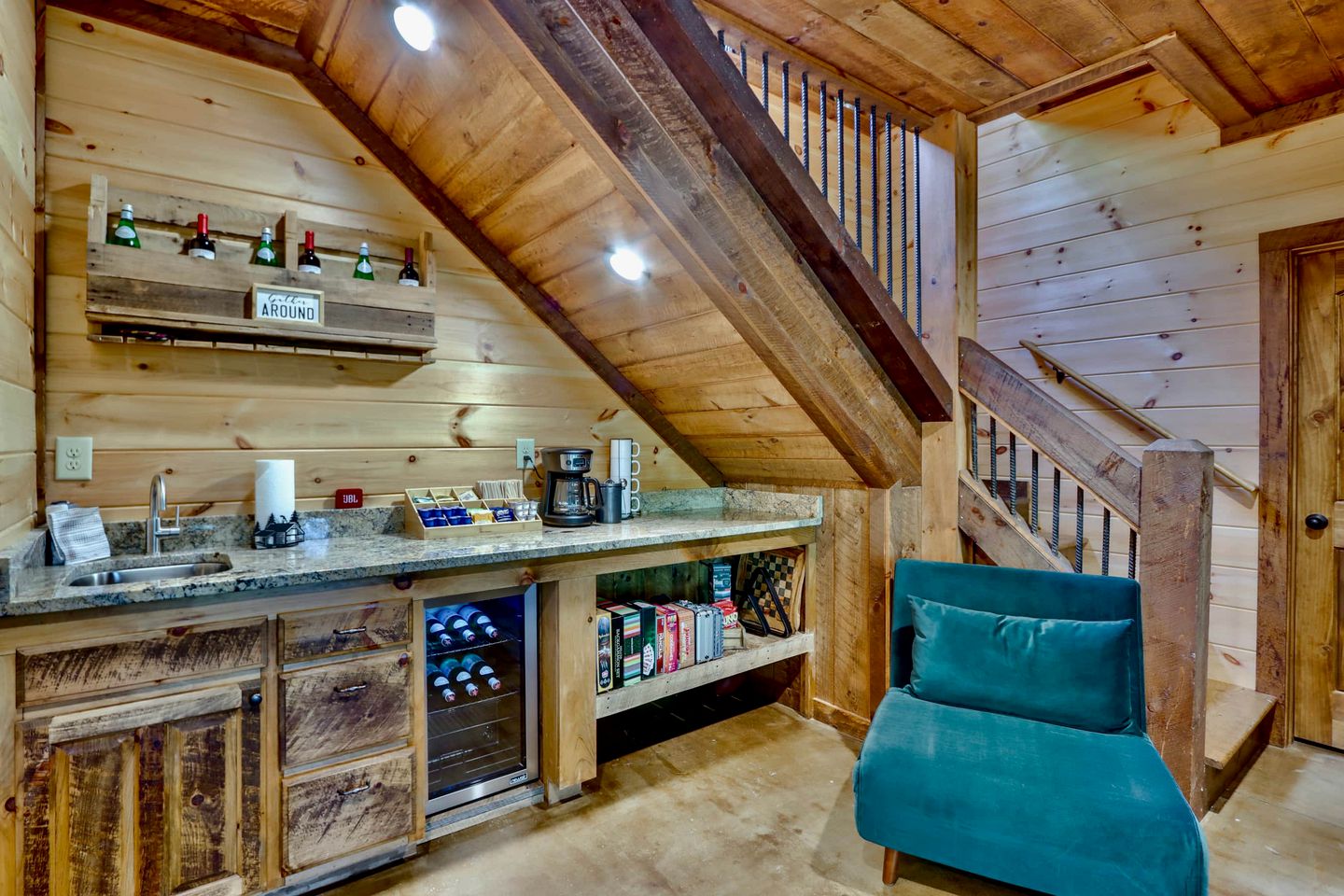 Glamping in the Mountains: Stunning Cabin with a Hot Tub near Morganton, Georgia