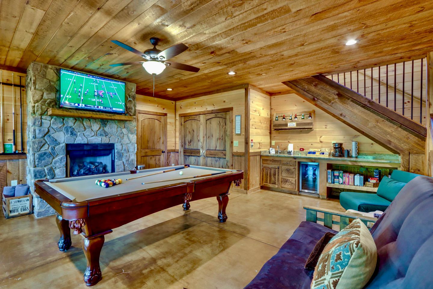 Glamping in the Mountains: Stunning Cabin with a Hot Tub near Morganton, Georgia