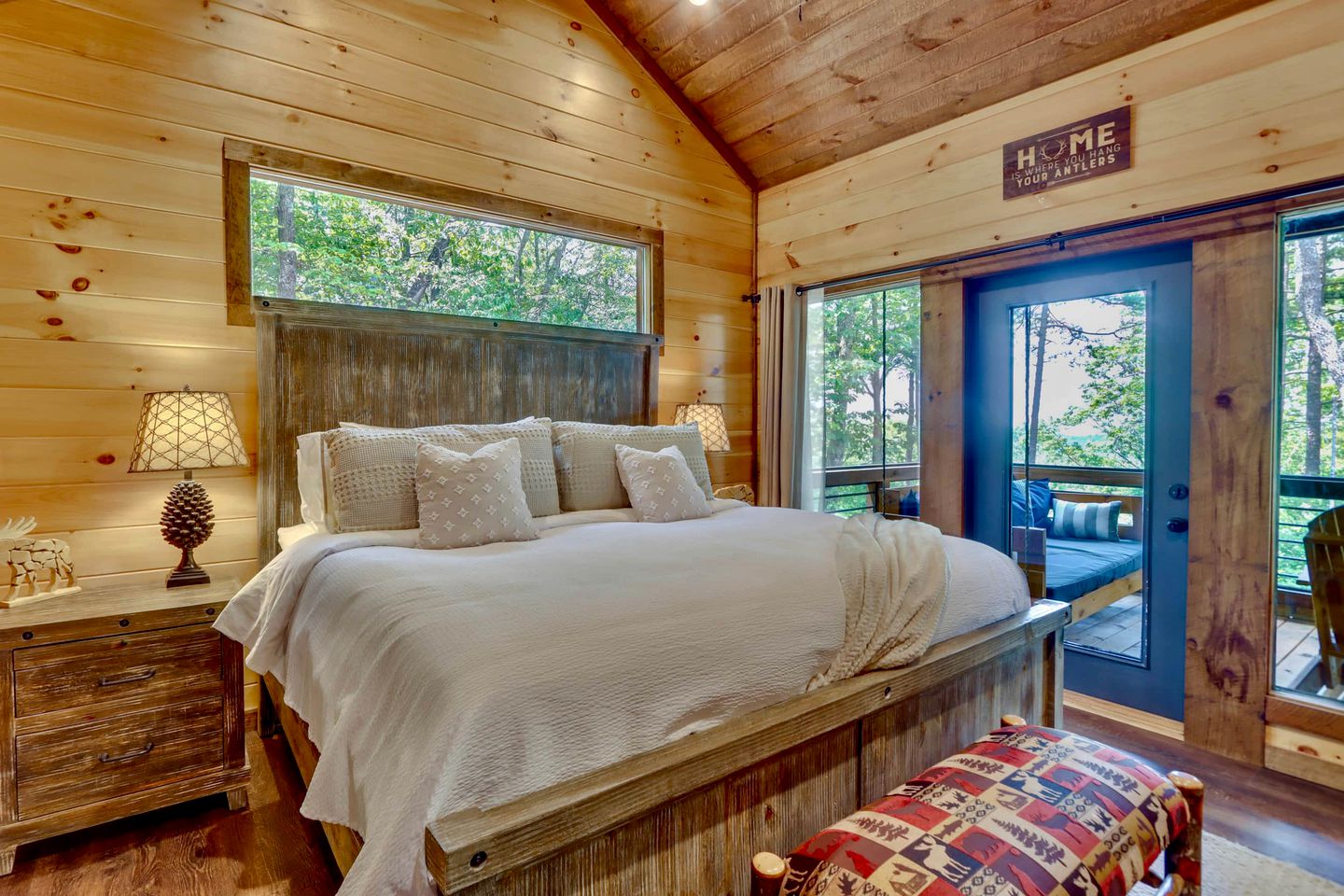 Glamping in the Mountains: Stunning Cabin with a Hot Tub near Morganton, Georgia