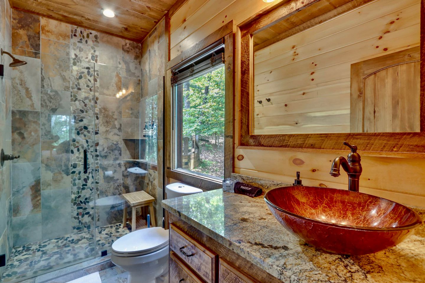 Glamping in the Mountains: Stunning Cabin with a Hot Tub near Morganton, Georgia