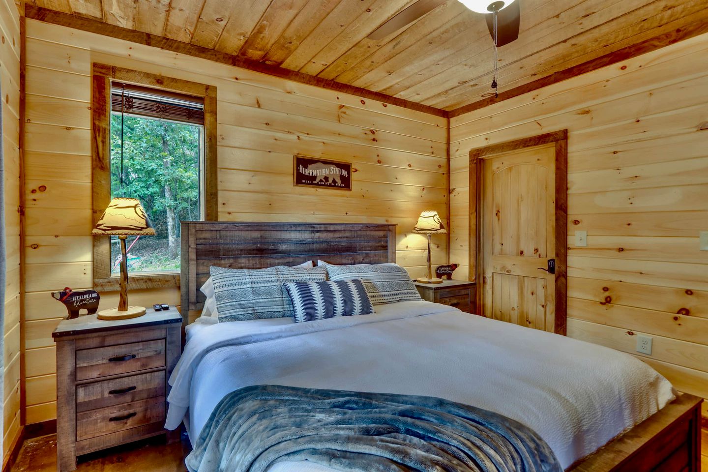 Glamping in the Mountains: Stunning Cabin with a Hot Tub near Morganton, Georgia