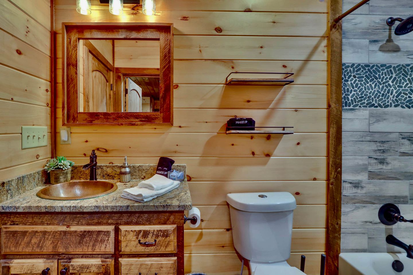 Glamping in the Mountains: Stunning Cabin with a Hot Tub near Morganton, Georgia