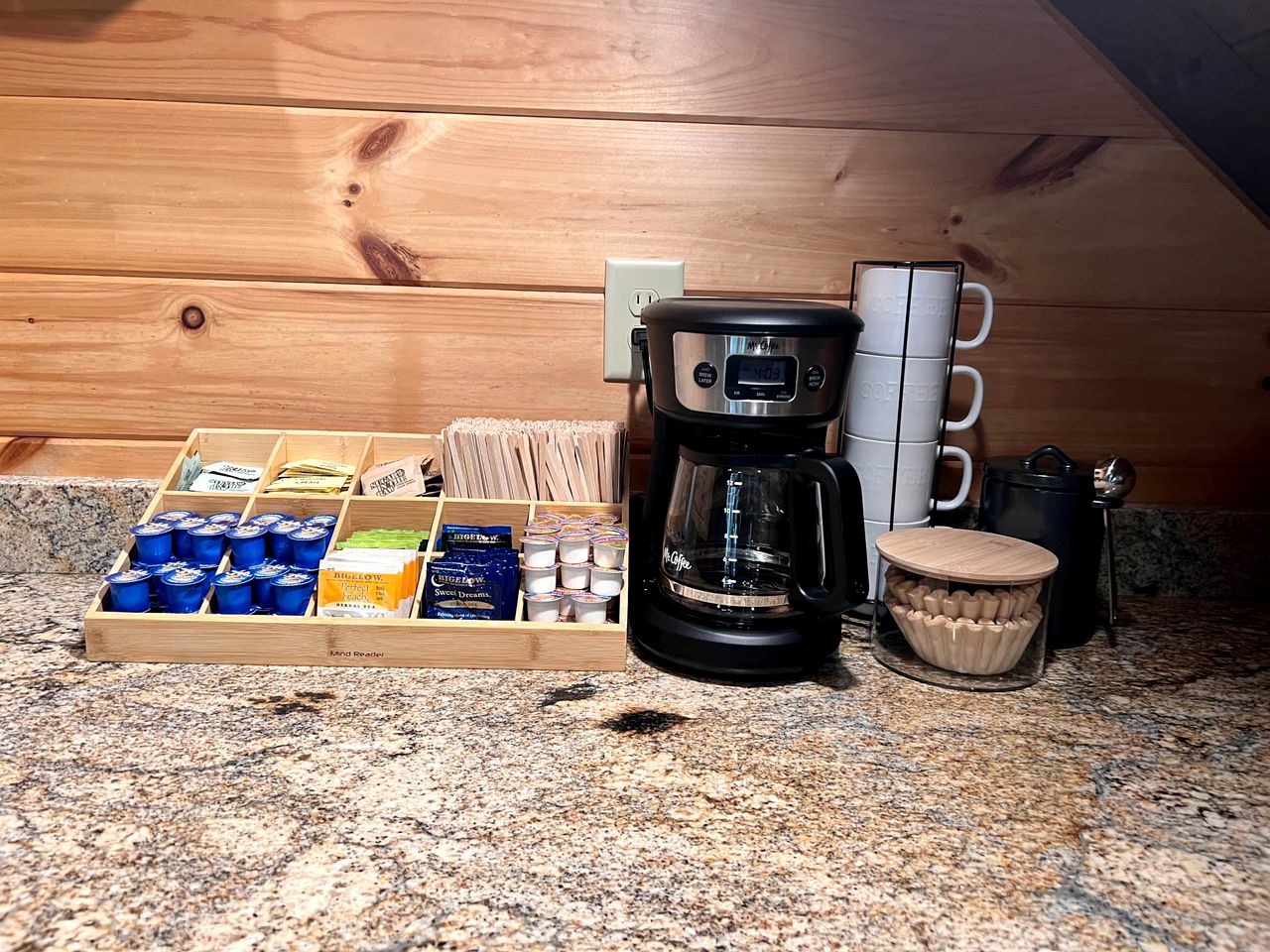 Glamping in the Mountains: Stunning Cabin with a Hot Tub near Morganton, Georgia