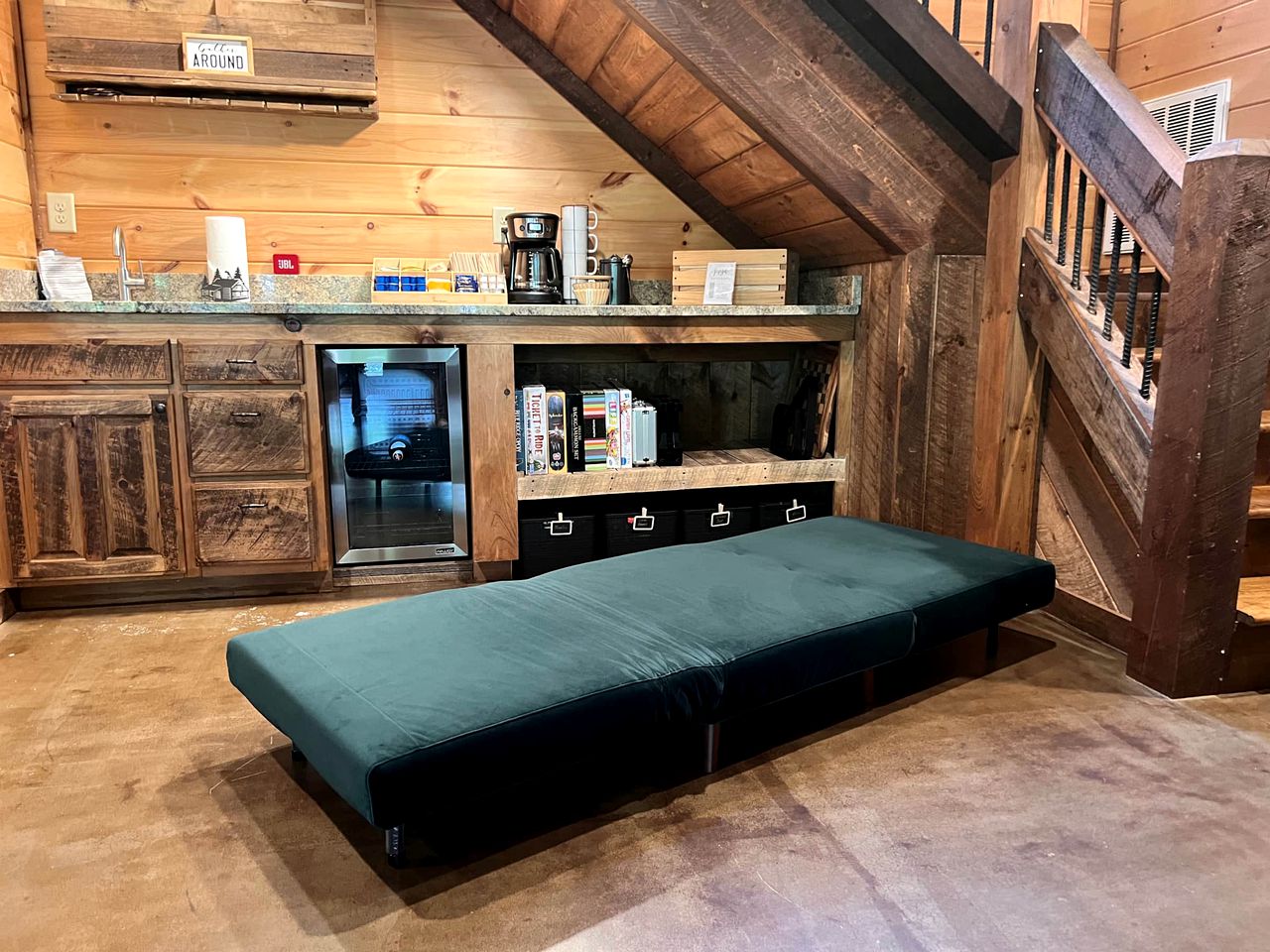 Glamping in the Mountains: Stunning Cabin with a Hot Tub near Morganton, Georgia