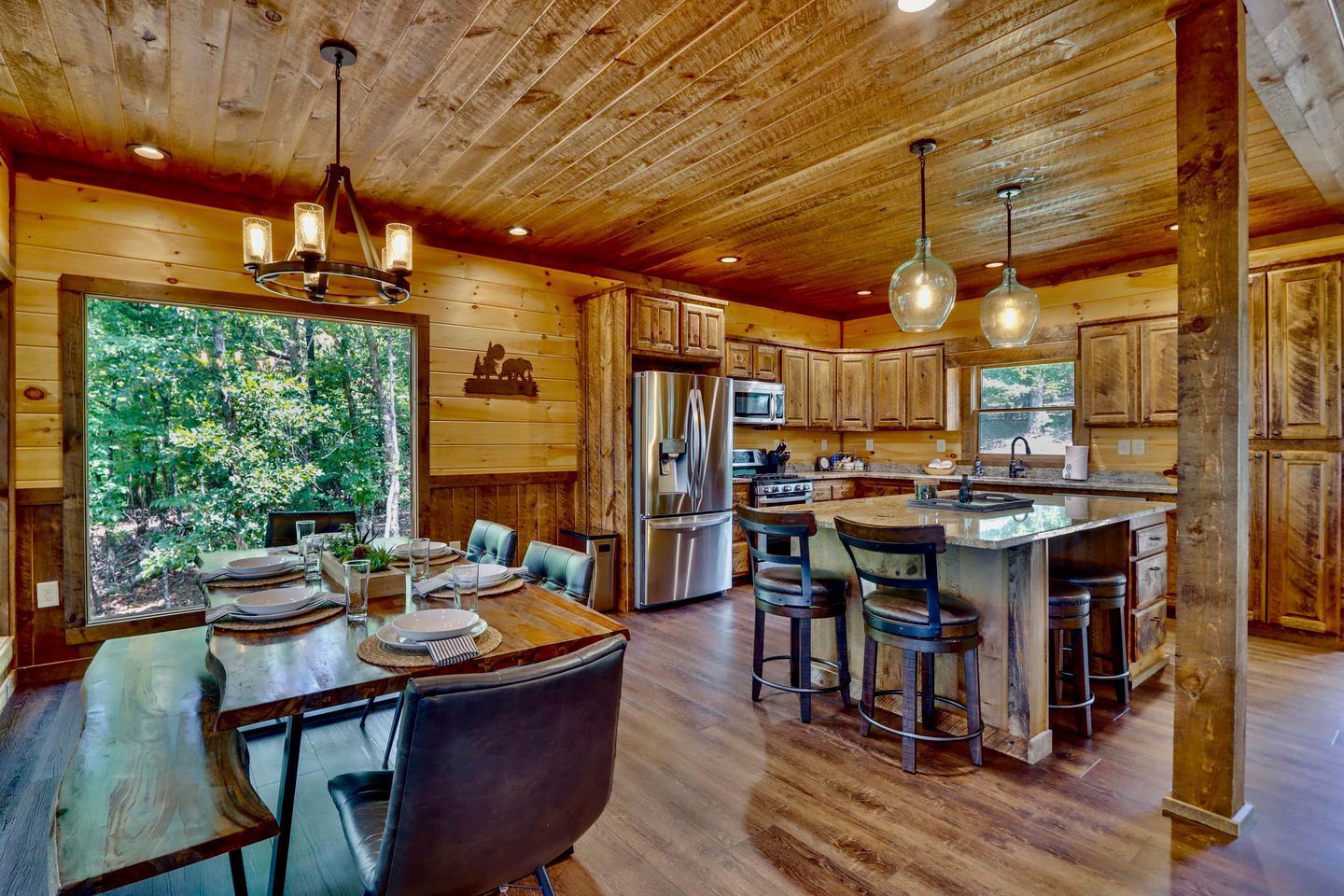 Glamping in the Mountains: Stunning Cabin with a Hot Tub near Morganton, Georgia