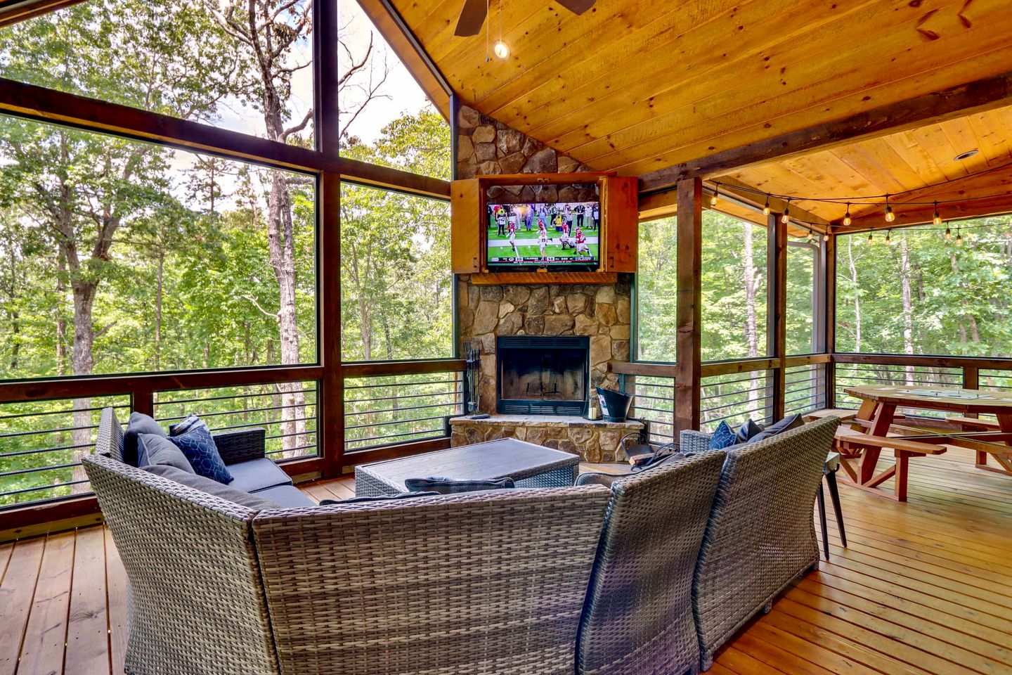 Glamping in the Mountains: Stunning Cabin with a Hot Tub near Morganton, Georgia