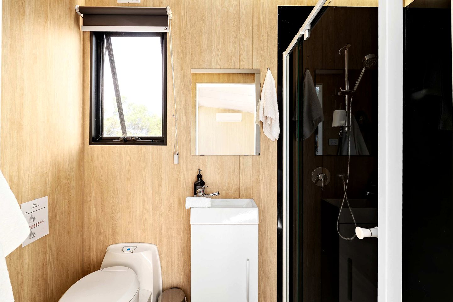 Elevated Tiny House with Valley and Vineyards Views in Victoria